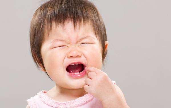 Mọc răng là nguyên nhân phổ biến khiến trẻ lười uống sữa