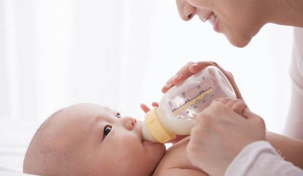 Trẻ lười uống sữa là do vấn đề sinh lý hoặc bệnh lý