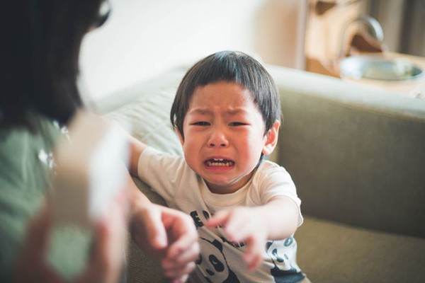 Khủng hoảng tuổi lên 2 - Trẻ bắt đầu có biểu hiện la khóc, bực tức
