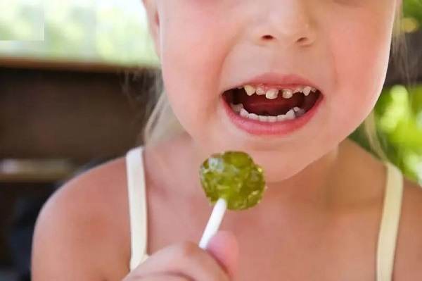 Ăn kẹo khiến bé dễ bị sâu răng