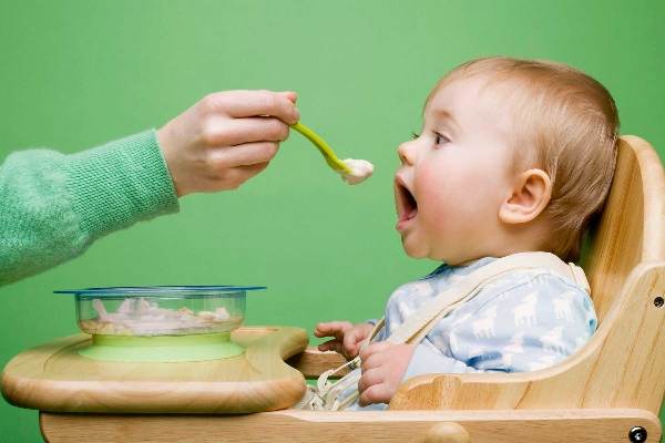 Không nên cho trẻ ăn dặm quá sớm để tránh làm ảnh hưởng đến thói quen ăn uống cũng như hệ tiêu hóa