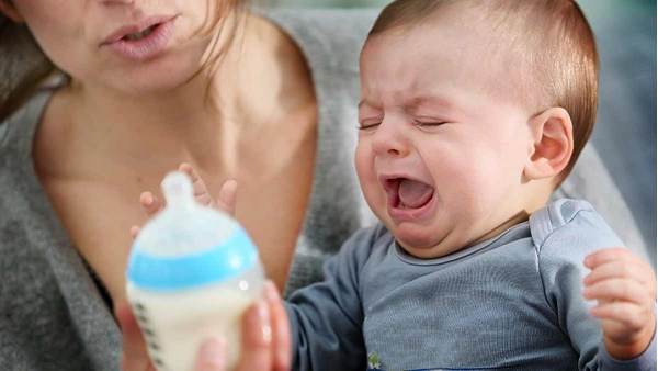 Bé ăn dặm không chịu uống sữa do khá nhiều nguyên nhân, ba mẹ cần khắc phục để cân bằng chế độ dinh dưỡng