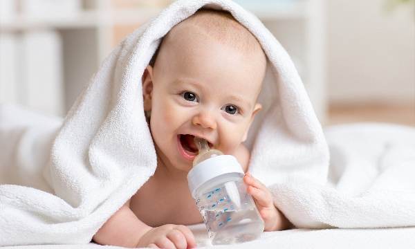 Cho trẻ uống nước đầy đủ là cách tăng đề kháng cho trẻ sơ sinh trên 6 tháng tốt nhất