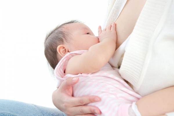 Nên duy trì thói quen cho trẻ bú mẹ ngay cả khi đã bước sang độ tuổi ăn dặm để tăng cường hệ miễn dịch