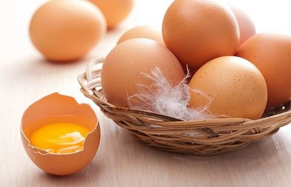 Lòng đỏ trứng gà có hàm lượng dinh dưỡng cao, dễ nấu và dễ ăn, rất thích hợp để làm cháo ăn dặm cho bé 6 tháng tuổi