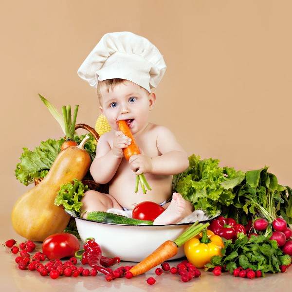 Rau củ, trái cây là nguồn dinh dưỡng thiết yếu giúp tăng đề kháng cho trẻ sơ sinh