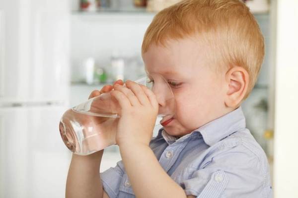 Cho bé uống đủ nước mỗi ngày