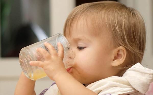 Cho trẻ uống nước ép phải theo chỉ dẫn của chuyên gia