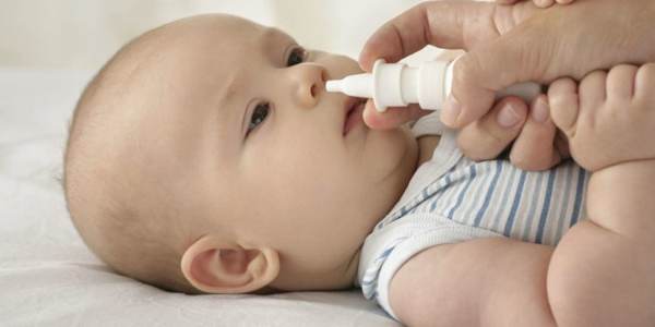 Vệ sinh mũi bằng dung dịch nước muối - Cách trị cảm cúm cho bé 9 tháng tuổi thông dụng