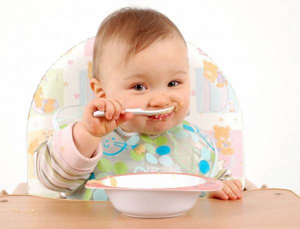 Chế độ ăn dặm cho bé phải phù hợp tránh tình trạng lười uống sữa