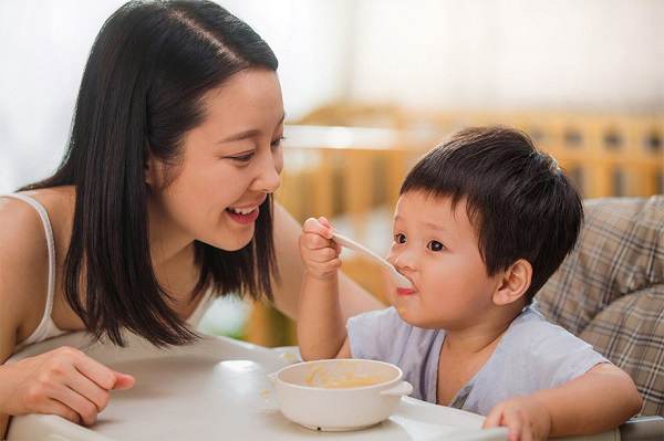 Mẹ cần theo dõi các phản ứng dị ứng ở trẻ khi ăn để có cách xử lý kịp thời