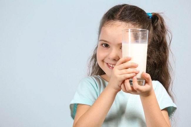 cho bé uống sữa là giải pháp bổ sung cấp nước